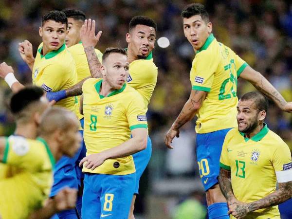 Brasil es famosa por contar con futbolistas élite, pero sus vidas han estado llena de escándalos fuera de las canchas, llevando una mala vida.