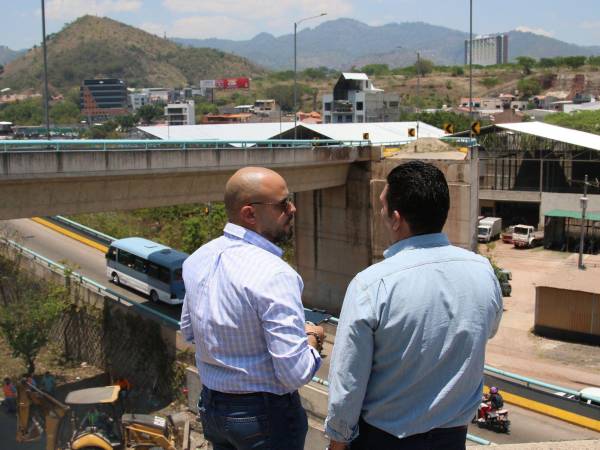 Este viernes 15 de mayo el titular de la SIT, Aníbal Ehrler y el alcalde capitalino, Juan Diego Zelaya, ordenaron el inicio de la reconstrucción del puente a desnivel Juan Manuel Gálvez. Una Infraestructura que colapsó el 5 de abirl de 2025.
