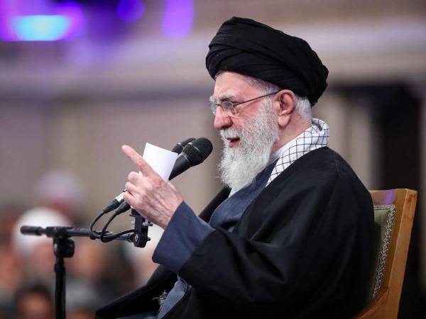 Tras la muerte de Jameneí, el ayatolá Alireza Arafi, de 66 años, fue nombrado este domingo como el tercer miembro del consejo interino que liderará Irán.