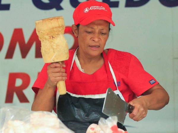 Ferrufino se quejó de lo bastante dañadas y bien bajas que están las ventas de pollo por todo lo que está ocurriendo en la política, con las elecciones generales.