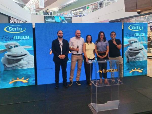 Autoridades de Serta y La Curacao durante el lanzamiento de la nueva línea de colchones Sleep True, para un descanso verdadero.