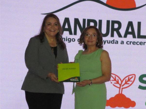 La licenciada Gabriela Núñez junto a Martha Bonilla gerente general de Seguros Rural, en la presentación del innovador Seguro Agrícola.