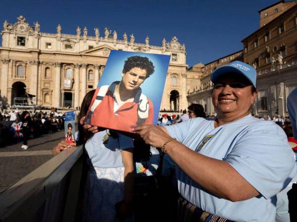 La canonización de Carlo Acutis y Pier Giorgio Frassati celebrada este domingo en Roma tuvo un eco especial en la capital industrial de Honduras, donde la Escuela Franciscana confirmó que resguarda una reliquia de primer orden del joven italiano conocido como el “influencer de Dios”.