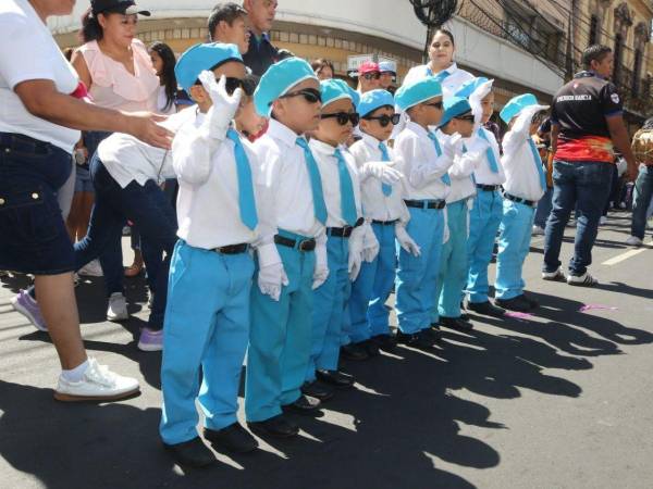Los videos captados por las cámaras de EL HERALDO muestran la emoción y el orgullo de estudiantes y familias durante estas celebraciones patrias.