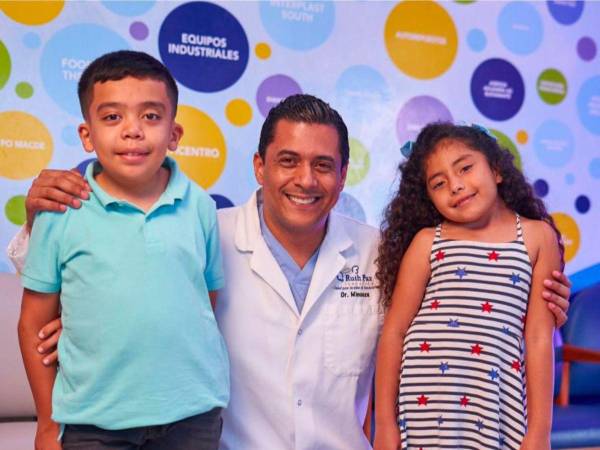 El doctor Tomás Minueza junto a dos pacientes del hospital Ruth Paz.