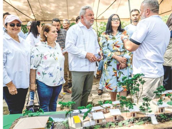 El alcalde Roberto Contreras junto a representantes de organizaciones durante el lanzamiento del proyecto