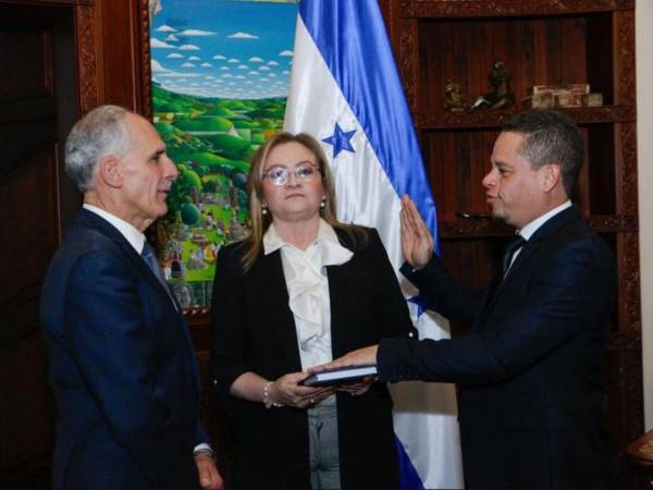 El presidente Nasry Asfura juramentó este miércoles a Héctor Vidal Cerrato como presidente ejecutivo del Banco Nacional de Desarrollo Agrícola (Banadesa).