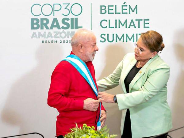 Durante el encuentro, Castro condecoró a Lula con la Orden Francisco Morazán por su liderazgo en justicia social y su defensa del medio ambiente y la integración latinoamericana.