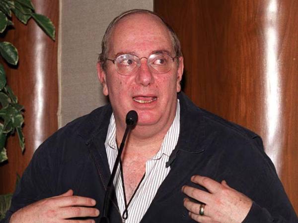 El productor Enrique Segoviano volvió a captar la atención del público con el estreno de la bioserie Chespirito, sin querer queriendo, que retrata momentos de la historia detrás del fenómeno televisivo El Chavo del 8 y la relación que mantuvo con Florinda Meza y Roberto Gómez Bolaños.