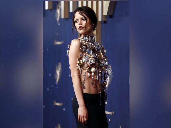 El top de pedrería de Jenna Ortega, la protagonista y coproductira de la serie de Netflix “Wednesday”, entre las curiosidades.