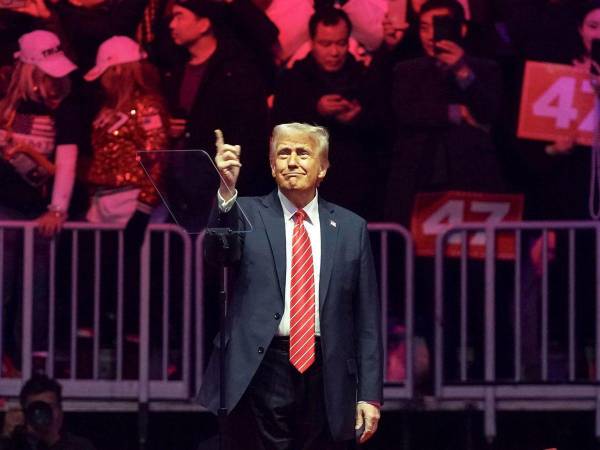 Donald Trump culminará su investidura con la firma de un centenar de órdenes ejecutivas para revertir las políticas de su predecesor, Joe Biden.