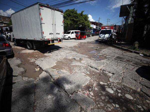 En la colonia Monseñor Fiallos hay hoyos enormes, por lo que los vehículos avanzan con dificultad. Los pobladores exigen reparación urgente a la alcaldía capitalina.