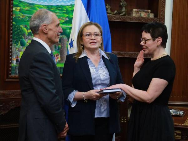 Asfura juramentó a Beatriz Valle como directora residente de la junta directiva de Hondutel.