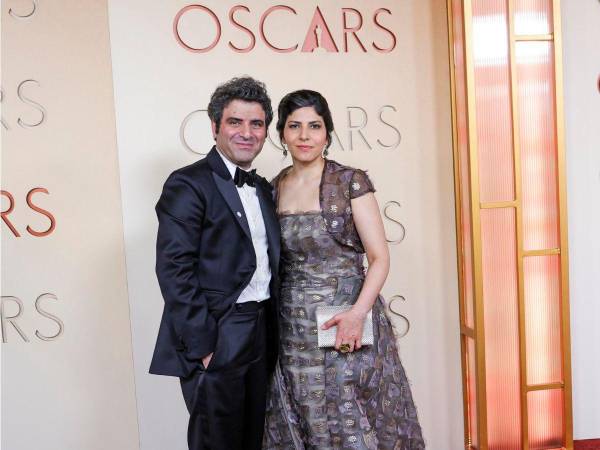 El director iraní Mohammadreza Eyni y la cineasta iraní Sara Khaki llegan a la alfombra roja antes de la 98ª edición de la ceremonia de los Premios de la Academia en el Teatro Dolby en el barrio de Hollywood de Los Ángeles, California,