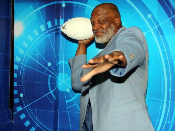 Gabe Northern en conferencia de prensa, invitando a los hondureños a disfrutar y conocer más sobre el fútbol americano y el flag fútbol.