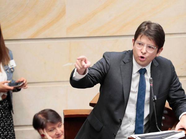 Tras el atentado contra el precandidato presidencial y senador Miguel Uribe, comenzaron a circular en redes sociales y medios de comunicación una serie de capturas de pantalla de supuestos chats relacionados con el menor de 14 años que le disparó.