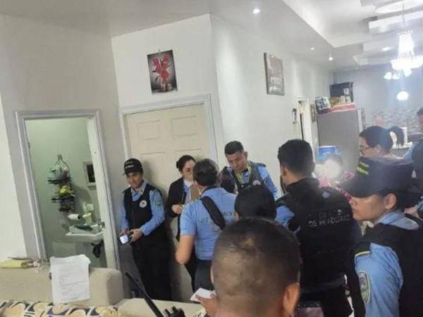 Varios agentes policiales llegaron a la vivienda tras el hallazgo.