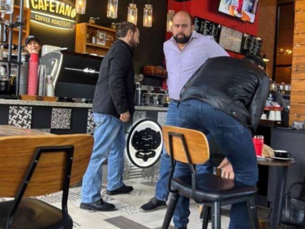 En la fotografía aparece reunido Yuri Sabas, Rafael Sarmiento y (de espaldas) Rasel Tomé.