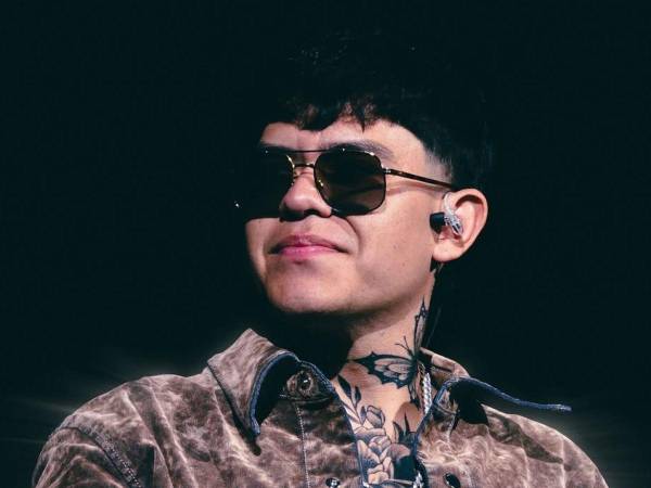 Una manta con un mensaje intimidatorio dirigida al cantante de corridos tumbados, Junior H, apareció la madrugada del 9 de septiembre en un puente peatonal de la colonia Buena Vista, en Tijuana.