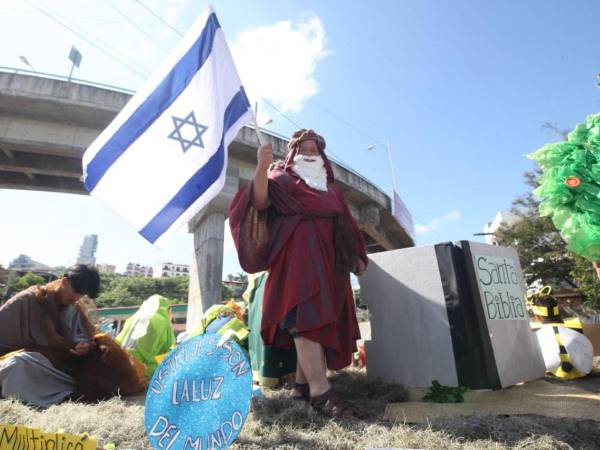 Cientos de evangélicos salieron a las calles para celebrar y conmemorar el Día de la Biblia y hacer un llamado a quienes aún no han conocido de Dios.