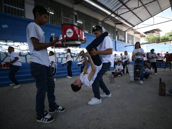 Los chicos del Centro Educativo Básico República Federal de Alemania se alistan para sorprender al público en las fiestas patrias, demostrando que el talento no tiene edad ni límites.