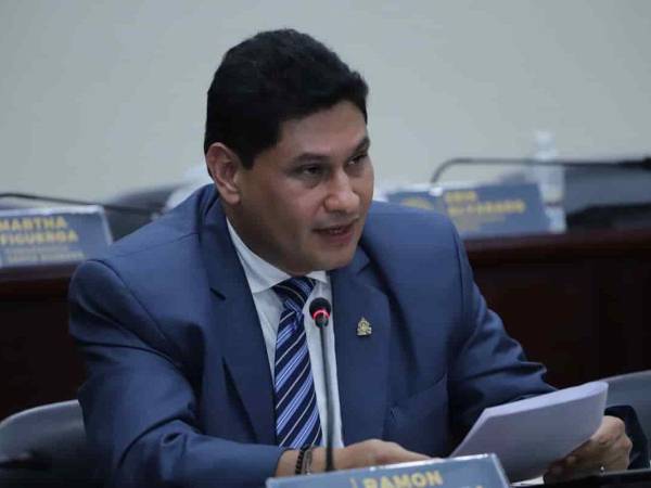 El político hizo un llamado a la serenidad y al compromiso con la democracia, afirmando que solo el respeto permitirá construir un país en paz.