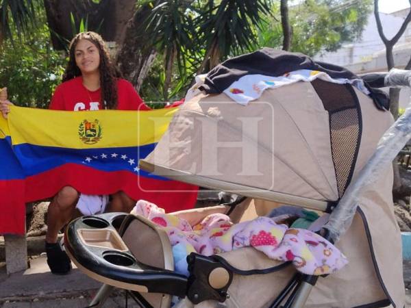 Bajo la sombra de los árboles, en el parque El Obelisco, en Comayagüela, se encuentra una joven madre junto a su pequeña Ilana, quien nació hace dos meses fuera de su país: Venezuela. Ahora agradecen a Honduras por abrirles las puertas en su nueva ruta.