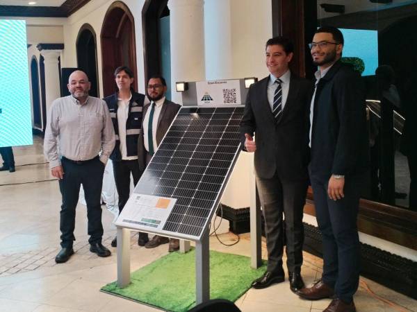 El Clarion Hotel Real Tegucigalpa marca un hito histórico en la industria turística hondureña al inaugurar un avanzado sistema de paneles solares. Esta importante iniciativa reafirma su compromiso inquebrantable con el cuidado del medio ambiente y la promoción de prácticas de hospitalidad sostenible.