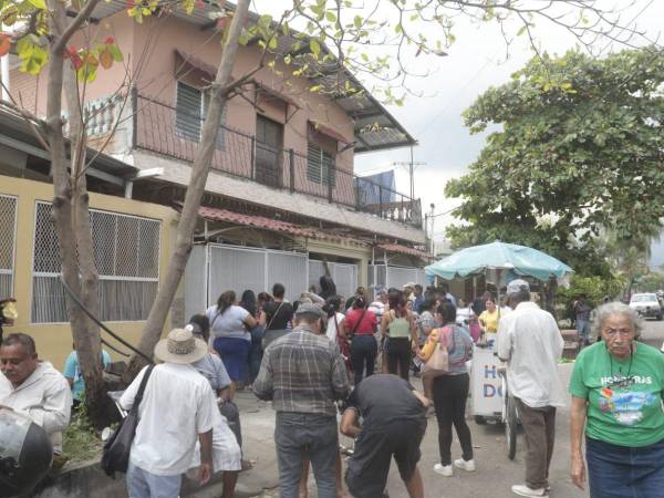 Vecinos del barrio Cabañas, en San Pedro Sula, acudieron el 16 de febrero de 2026 a una vivienda particular tras una convocatoria viral que prometía el supuesto regreso del Bono 10,000, desmentido previamente por EH Verifica.