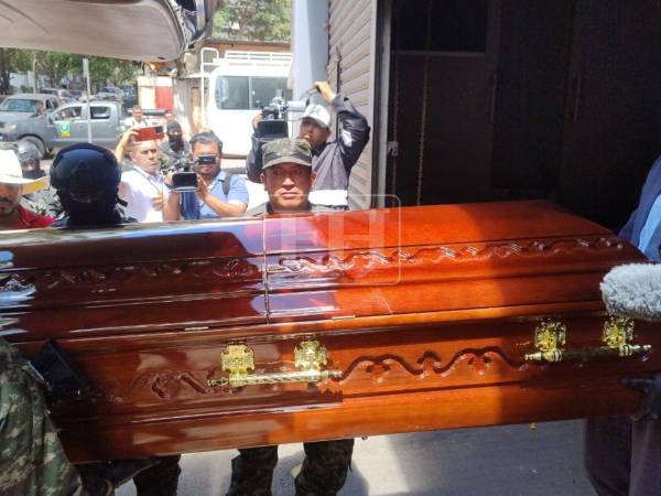 En presencia de varios agentes de la Policía Militar, los restos del joven de 24 años, Álvaro Fabricio Colindres, fueron retirados de la morgue.