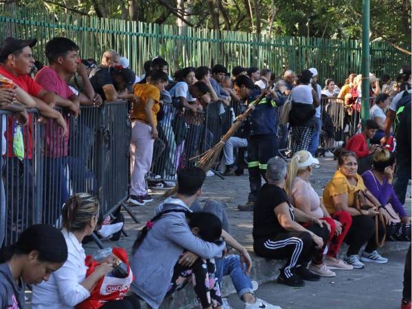 Personas hacen fila para resolver su situación migratoria este miércoles, en Tapachula en el estado de Chiapas (México).