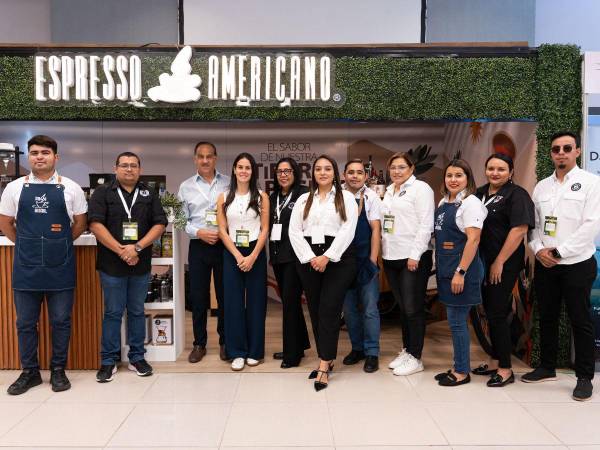 El equipo de Espresso Americano en su stand durante la segunda edición de Honduran Coffee Expo, llevada a cabo en San Pedro Sula.