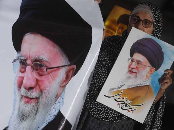 El líder supremo iraní, el ayatolá Ali Jameneí, quien murió este sábado en los bombardeos estadounidenses e israelíes contra la república islámica, fue el guía espiritual de esa nación durante casi 37 años, desde que fue nombrado en 1989, tiempo en el que mantuvo siempre en el punto de mira a los enemigos de la nación, principalmente a Estados Unidos.