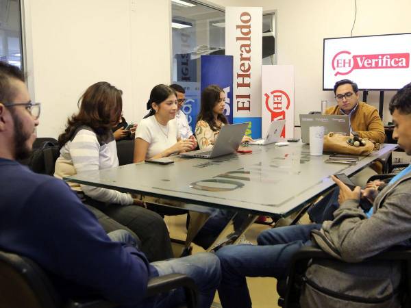 Estudiantes de la UJCV y Ceutec junto al equipo de EL HERALDO Verifica y LA PRENSA Verifica.