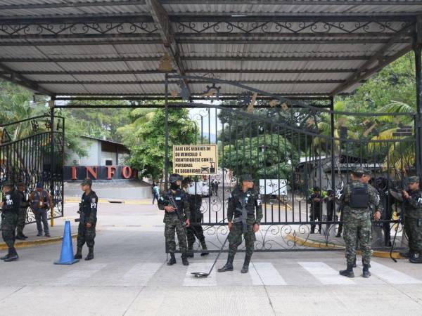 Decenas de elementos de la Policía Militar (PM) custodian las instalaciones del Instituto Nacional de Formación Profesional (Infop), donde se realizará el escrutinio especial.
