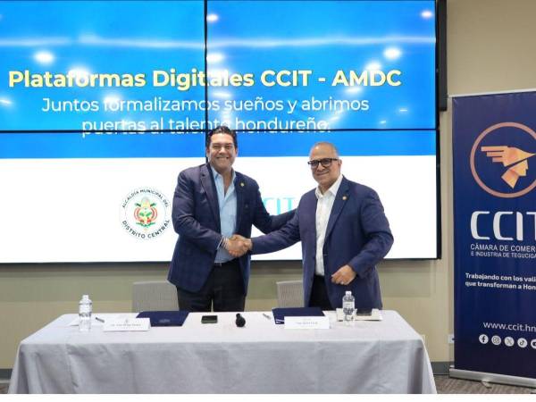 Juan Diego Zelaya alcalde del DC y Karim Faraj, presidente de la CCIT oficializan la firma del convenio para impulsar el empleo y el emprendimiento en la capital.