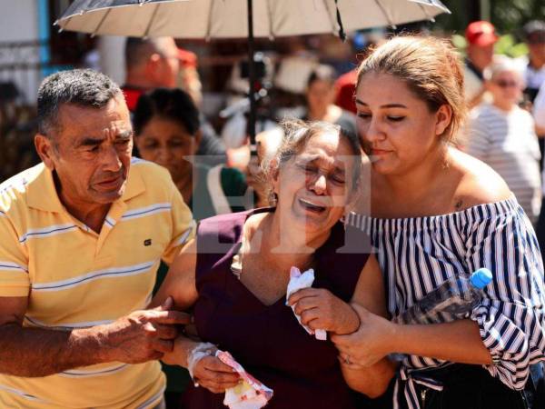 Imágenes de dolor que estremecen. Una madre y un padre tuvieron que darle el último adiós a su hijo, aunque hoy un país entero lo reconoce como un héroe de la Policía Nacional.