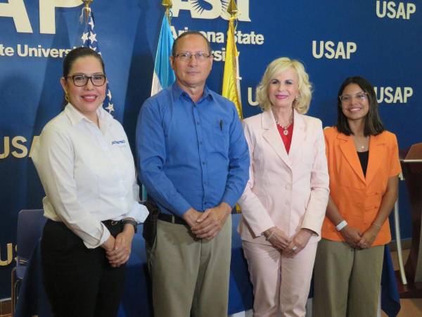 Fanny Bustamante, jefa de trade marketing de Jetstereo; Israel Cruz, director de la escuela de ciencias de la comunicación USAP; Patricia Arias, CEO de ComunicArte; y Vera Vásquez, coordinadora de mercadeo de Multiplaza.