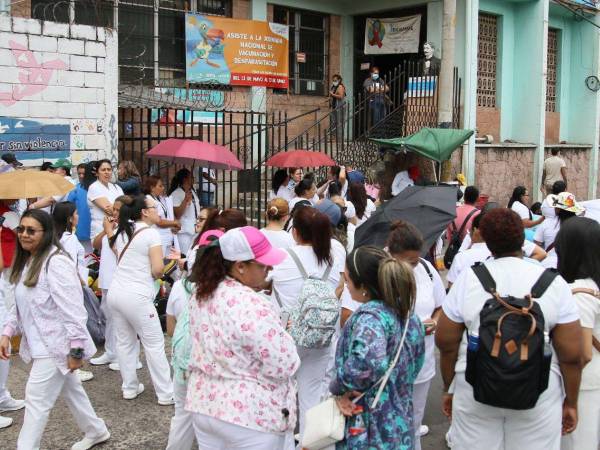 Este lunes, las autoridades de la Secretaría de Salud (Sesal) enfrentan una doble presión. Por un lado, las enfermeras profesionales protestan para que se les respeten sus derechos laborales, y por otro, las auxiliares denuncian sobrecarga de trabajo y maltratos.