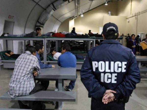 Hondureño acusado de agredir a oficiales en Texas.