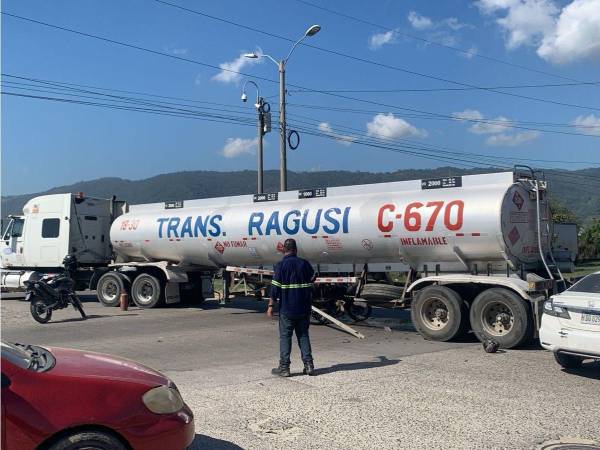 El joven impactó con su motocicleta en el costado de una rastra cisterna en la 33 calle de SPS.