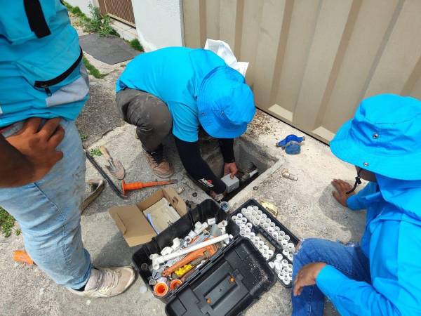 Las cuadrillas de la UMAPS realizan operativos de corte del servicio a abonados morosos, pero también de nuevas conexiones y reparaciones de contadores para eficientar el servicio potable en la capital.