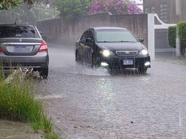 Las fuertes lluvias que azotan este miércoles 15 de octubre la capital hondureña han generado acumulación de agua en calles y avenidas.