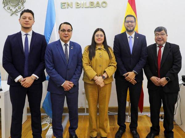Autoridades hondureñas durante la inauguración del Consulado General en Bilbao.
