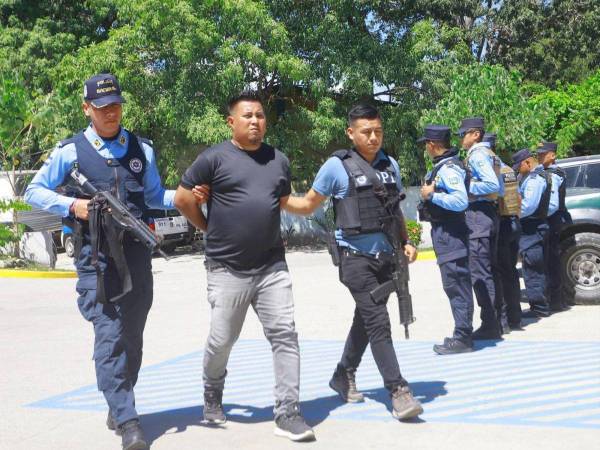 El expolicía municipal Luis André Velásquez Torres confesó haber seguido, vigilado y ultimado a su expareja Cinthia Carolina Castro Castañeda, de 26 años, y a su amiga Génesis Nazareth Cerrato Montes, de 19, en un hecho ocurrido la madrugada del 13 de noviembre de 2022 en la colonia Los Maestros de La Lima, departamento de Cortés, zona norte de Honduras.