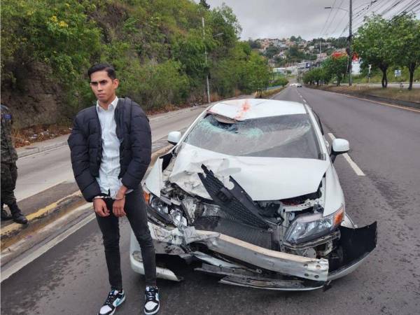 Esposado y con su automóvil destruido, así fue captado un joven que conducía en estado de ebriedad, luego de haber provocado la muerte de un motociclista varios metros atrás del lugar donde fue aprehendido por las autoridades.