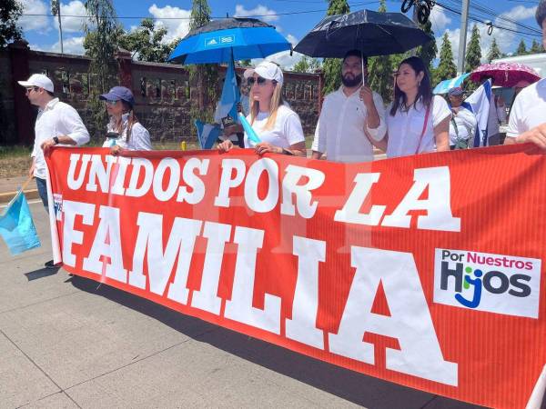 Políticos han atendido al llamado hasta el momento. La caminata en Tegucigalpa ya dio inicio y los mensajes bíblicos se han hecho presentes.