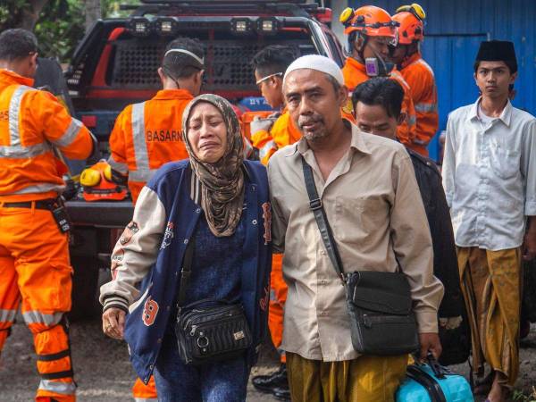 Al menos 91 personas continúan bajo los escombros de un internado derrumbado en Indonesia el lunes, según el último recuento de las autoridades.Susilowati es la madre de uno de los adolescentes que se cree sigue atrapado en la planta baja del inmueble. No sé si sigue vivo o ya está muerto, dice angustiada.