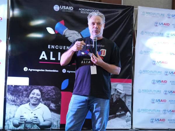 <i>Thelonious Trimmell, Director de Agronegocios Sostenibles, destacó que actualmente cuentan con más de 60 empresas y otras que se han sumado para apoyar el proyecto, como ser los bancos, supermercados, entre otros. </i>