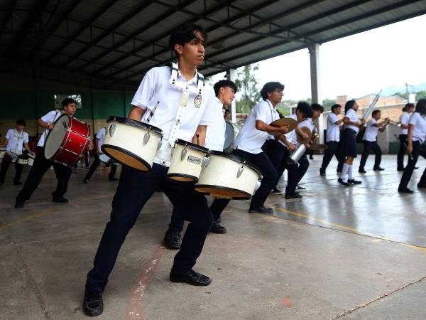 EL HERALDO fue testigo de los ensayos de la banda marcial del Instituto Héctor Pineda Ugarte, donde la energía y el compromiso de los jóvenes se conjugan para dar vida a un espectáculo. Más fotos a continuación.